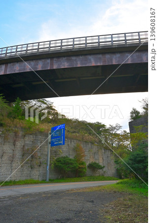 伊豆半島の伊豆山稜線歩道 船原峠 静岡県道411号西天城高原線の高架橋 伊豆半島の伊豆山稜線歩道 船原峠 静岡県道411号西天城高原線の高架橋 139608167