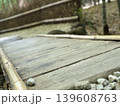 竹林に佇む和風の木橋と玉砂利の小径 日本庭園の静寂を感じる風景写真 139608763