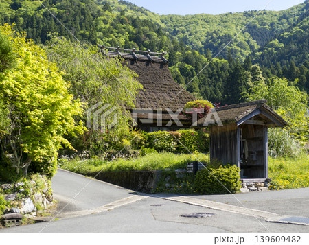 新緑に覆われた美山かやぶきの里の風景 新緑に覆われた美山かやぶきの里の風景 139609482