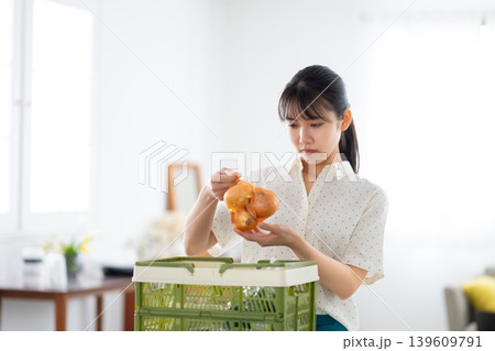 野菜を見る女性 野菜を見る女性 139609791