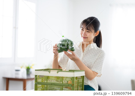 野菜を見る女性 野菜を見る女性 139609794