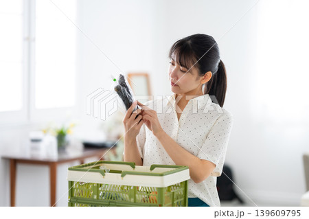 野菜を見る女性 野菜を見る女性 139609795