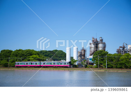 青空と工場地帯を走る電車 青空と工場地帯を走る電車 139609861