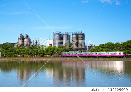 青空と工場地帯を走る電車 139609909