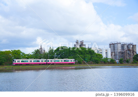 青空と工場地帯を走る電車 青空と工場地帯を走る電車 139609916