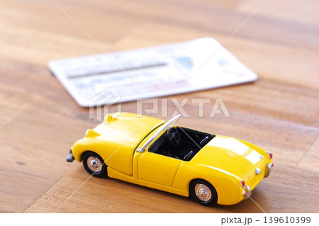 自動車と運転免許証のイメージ 自動車と運転免許証のイメージ 139610399