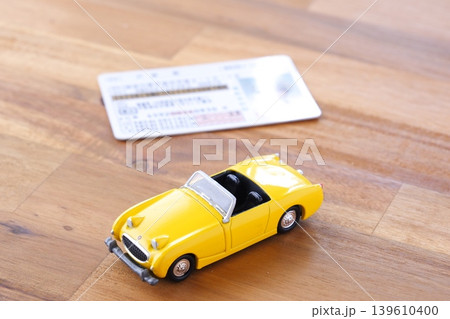 自動車と運転免許証のイメージ 自動車と運転免許証のイメージ 139610400