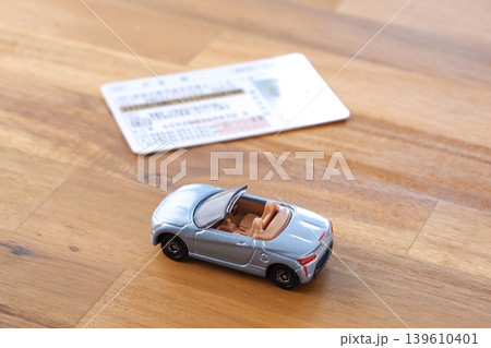 自動車と運転免許証のイメージ 自動車と運転免許証のイメージ 139610401