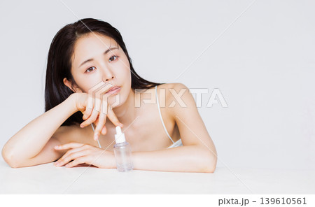 若い女性のビューティーイメージ 139610561