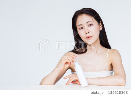 若い女性のビューティーイメージ 139610568