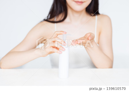 若い女性のビューティーイメージ 139610570