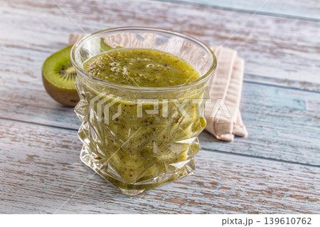 Sweet detox green kiwi smoothie Sweet detox green kiwi smoothie 139610762