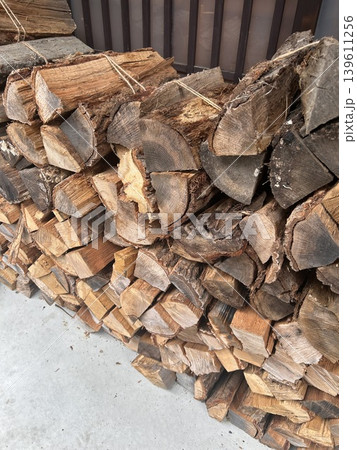 焚き木、薪割り 焚き木、薪割り 139611256