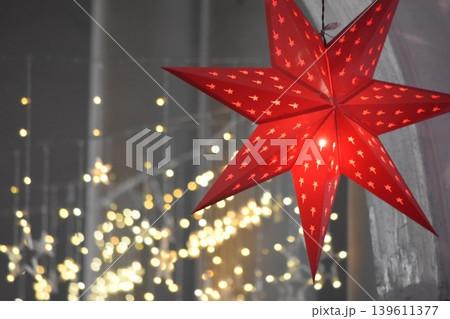 教会に光るクリスマスの飾り赤い七芒星 139611377