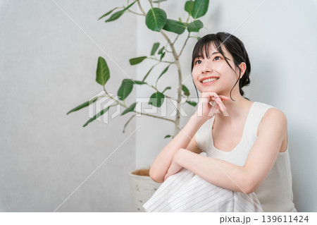 フローリングに座る笑顔の美しいアジア人女性(見上げる,考える,想像,妄想,プラン,計画) フローリングに座る笑顔の美しいアジア人女性(見上げる,考える,想像,妄想,プラン,計画) 139611424
