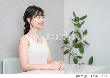 タンクトップ姿の若いアジア人女性の横顔（美容,ビューティ,メイク,スキンケア） 139611443