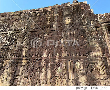 アンコールトムのバイヨン寺院、クメール軍の行進を描いたレリーフ アンコールトムのバイヨン寺院、クメール軍の行進を描いたレリーフ 139611532