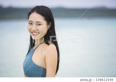 宮古島の海に入る水着姿の女性 旅行イメージ 宮古島の海に入る水着姿の女性 旅行イメージ 139611599