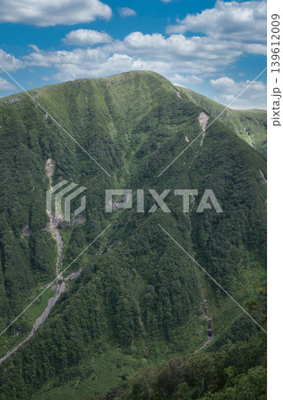 鳥海山 五合目鉾立展望台からの奈曽渓谷眺望 鳥海山 五合目鉾立展望台からの奈曽渓谷眺望 139612009