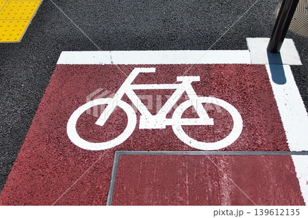 道路に描かれた赤色の自転車専用レーン標示。改正道路交通法による罰則強化と交通安全のイメージ。 139612135