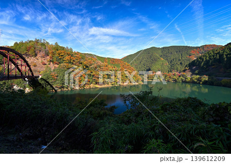日吉ダム周辺の紅葉した山々(京都府南丹市) 日吉ダム周辺の紅葉した山々(京都府南丹市) 139612209