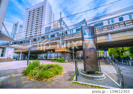 日本の横浜都市景観　桜木町駅新南口（市役所口）前にある「鉄道創業の地　記念碑」などを望む 139612303