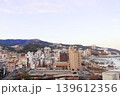 熱海のホテルから見る夕暮れの街並み 139612356