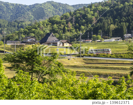 棚田が広がる里山の風景 139612371
