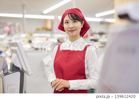 スーパーマーケットのレジで働く若い女性 スーパーマーケットのレジで働く若い女性 139612420