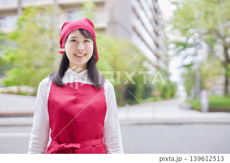 エプロンをした若い女性 エプロンをした若い女性 139612513