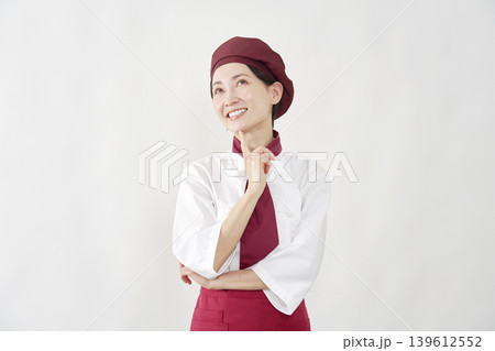 アイデアを想像するパティシエ女性 アイデアを想像するパティシエ女性 139612552