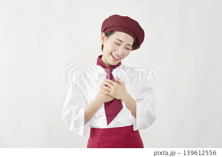 胸に手を当て微笑むパティシエ女性 139612556
