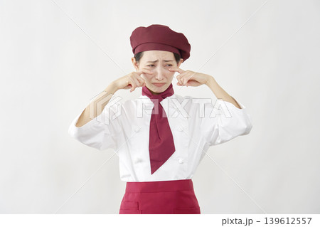 涙を拭いて泣くパティシエ女性 涙を拭いて泣くパティシエ女性 139612557