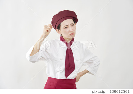拳を握って怒るパティシエ女性 拳を握って怒るパティシエ女性 139612561