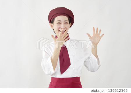 笑顔で驚くパティシエ女性 笑顔で驚くパティシエ女性 139612565