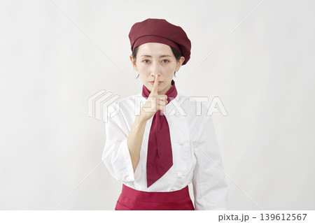 内緒のジェスチャーをするパティシエ女性 内緒のジェスチャーをするパティシエ女性 139612567