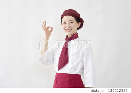 OKサインを出す笑顔のパティシエ女性 OKサインを出す笑顔のパティシエ女性 139612585