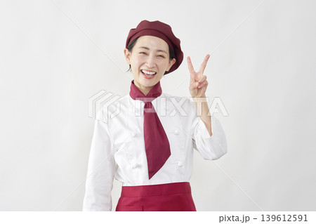 ピースサインを出して笑うパティシエ女性 ピースサインを出して笑うパティシエ女性 139612591