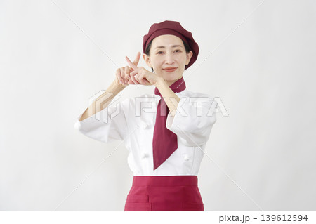 両手でバツのポーズを笑顔で見せるパティシエ女性 両手でバツのポーズを笑顔で見せるパティシエ女性 139612594