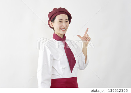チェックサインするパティシエ女性 チェックサインするパティシエ女性 139612596