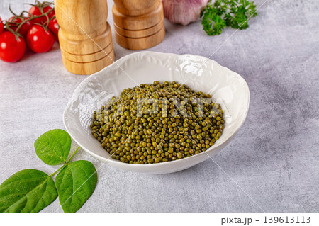 Raw dry green mash bean Raw dry green mash bean 139613113