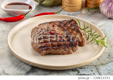 Grilled juicy beef steak with pepper 139613331