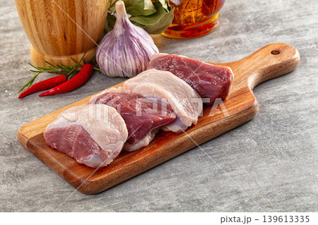 Raw duck breast fillet medallion Raw duck breast fillet medallion 139613335