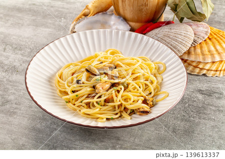 Pasta spaghetti with mussels and oil 139613337