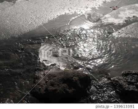 屈斜路湖の湖畔に流れ着いた氷 屈斜路湖の湖畔に流れ着いた氷 139613391