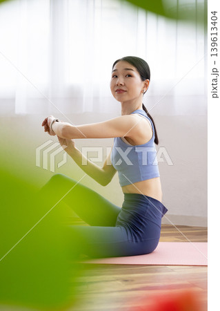 スマートウォッチを見るヨガウェアを着た日本人女性 スマートウォッチを見るヨガウェアを着た日本人女性 139613404