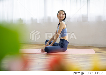 明るい窓辺でリラックスして微笑む日本人のミドル女性 139613463