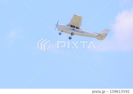 離陸したばかりのプロペラ機 139613592