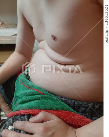 メタボの男性 男性の腹 腹部 太った腹 メタボの男性 男性の腹 腹部 太った腹 139613621