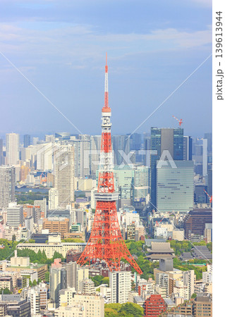 東京都港区、東京タワーと東京の街並みの風景 東京都港区、東京タワーと東京の街並みの風景 139613944